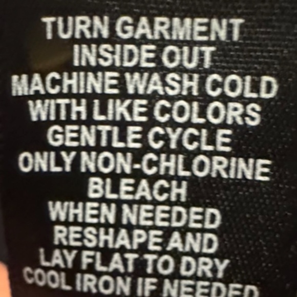 🖤🧵 Cozy-cool with attitude! Cardigan with skull & roses graphics ☠️ 🌹 - Picture 3 of 14